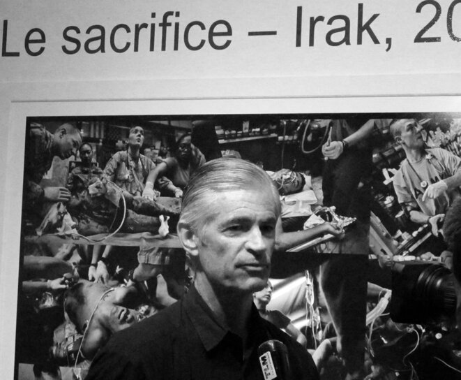 James Nachtwey devant Le sacrifice (Lyon 2010) © Michel Puech James Nachtwey devant Le sacrifice (Lyon 2010) © Michel Puech
